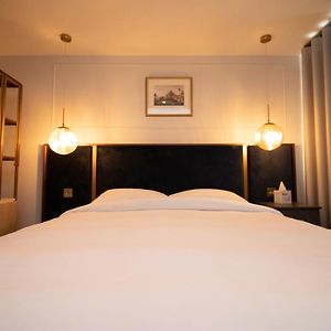 Deluxe Double Room Shower